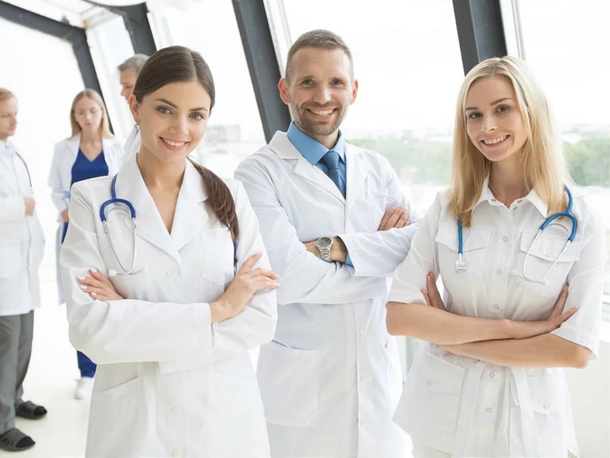 Medicare vs. Private Insurance: Which is the Best Health Coverage for Green Card Holders?