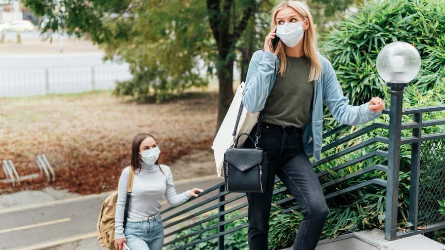 How to Handle COVID Restrictions When Your Family Comes to Visit